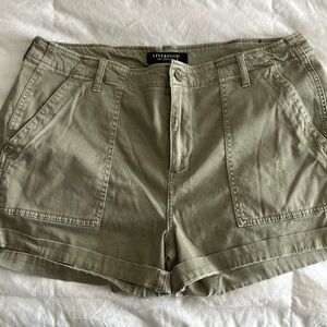 Liver Pool green wide pocket shorts. Size 16/33
